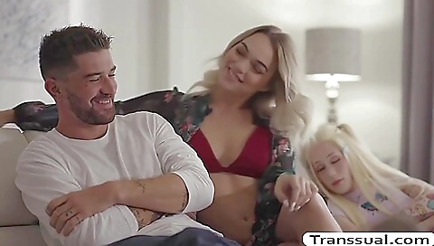 Thick dude drills her shaved pussy in a reverse anal sex scene